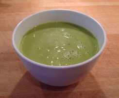 Frische grüne Erbsensuppe