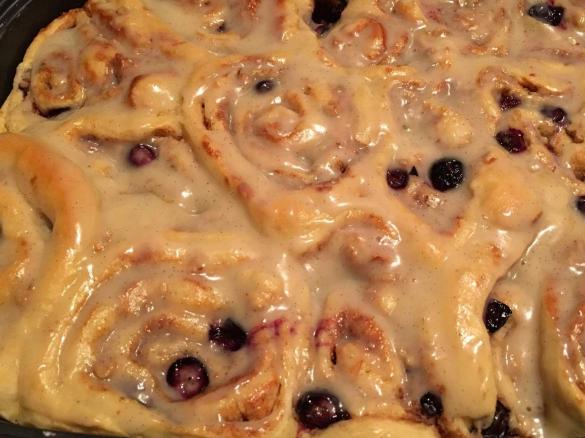 Saftige Zimtschnecken mit Heidelbeeren und Nüssen