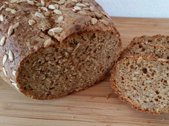 6-Korn-Brot mit Chia und Sonnenblumenkernen