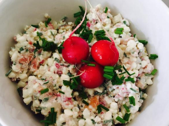 Frühlingshafter Hüttenkäse