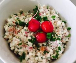 Frühlingshafter Hüttenkäse