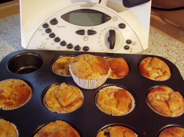 Variation von Rhabarber-Muffins (ohne Rhabarber, dafür mit Weinbergspfirsischen)