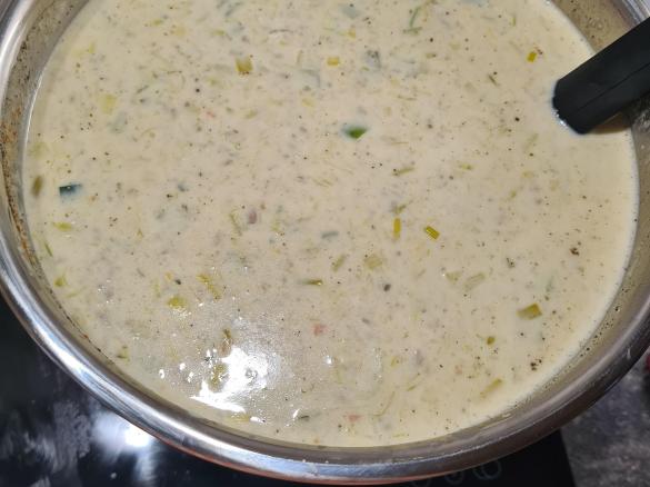 Käse-Lauch-Suppe mit Hackfleisch