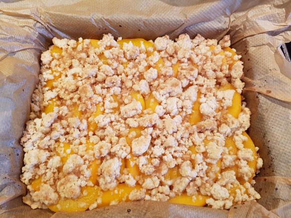 Streuselkuchen mit Buttermilch und Pfirsichen