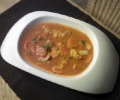Tomatensuppe mit Hühnchen und Gemüse