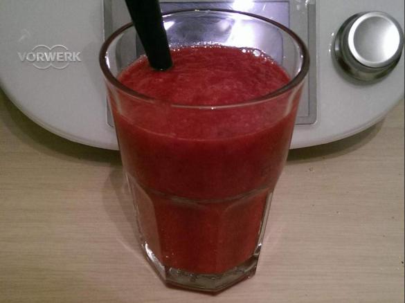 Gesunder Frühstückssmoothi mit rote Beete