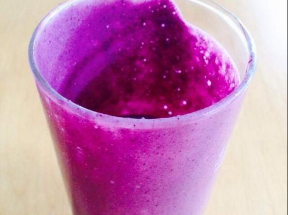 Heidelbeer-Mandel-Shake "Violetter Genuss" aus EatSmarter