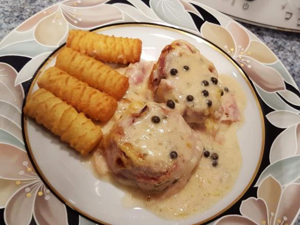 Schweinefilet im Speckmantel mit grüner Pfeffersoße  vom onlineversand-hobbykoch mit Kroketten aus dem Philips Airfryer