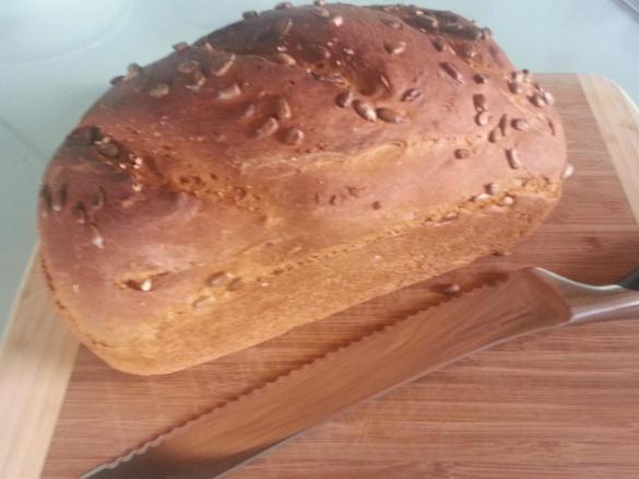 Weizenvollkornbrot mit Milch und Sonnenblumenkernen