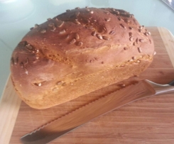 Weizenvollkornbrot mit Milch und Sonnenblumenkernen