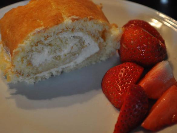 Zitronen-Biskuit-Rolle (Lemon Curd Roll)