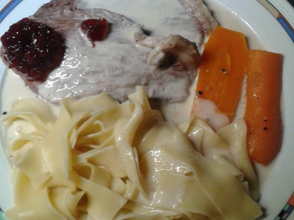 Rindfleisch mit Meerrettichsoße und Bandnudeln