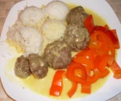 Hackbällchen mit Currysauce