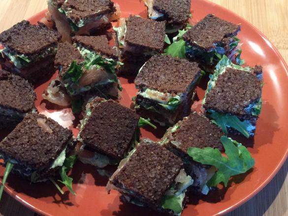 Sommerliche Brotzeit ( Pumpernickel mit Pesto/Frischkäseaufstrich/ Lachs