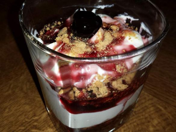 Kirsch - Tiramisu ( Kirsch-Sahne-Quark-Mascarpone-Amarettini)