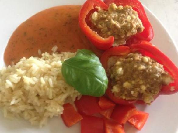All in one: Gefüllte Paprika mit Hackfleisch und Schafskäse, Reis und cremiger Tomatensauce