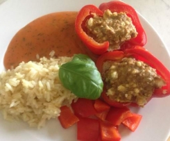 All in one: Gefüllte Paprika mit Hackfleisch und Schafskäse, Reis und cremiger Tomatensauce
