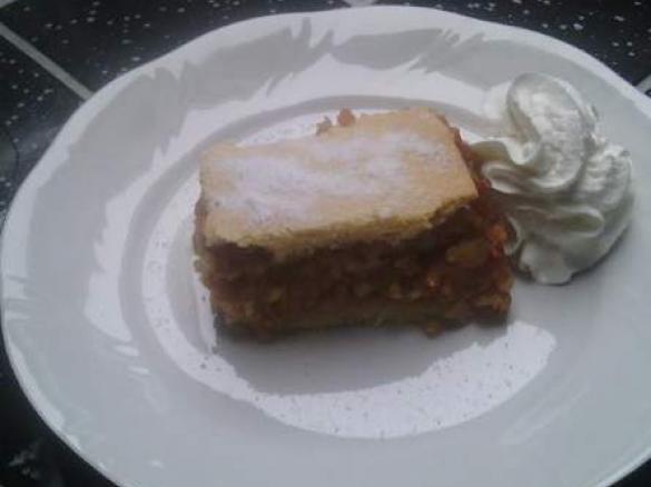 Gedeckter Apfelkuchen nach rumänischer Art