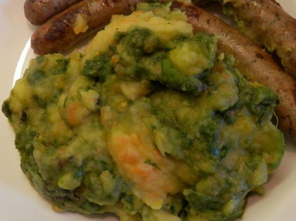 Frühjahrskartoffelpü mit Wurzelgemüse und Babyspinat