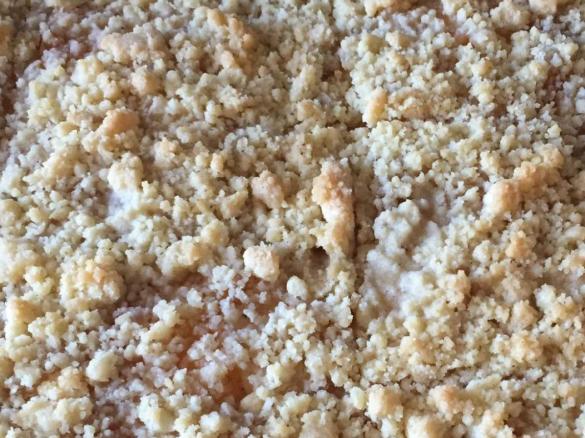  Hefestreuselkuchen mit Pudding und Pfirsichen
