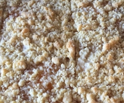  Hefestreuselkuchen mit Pudding und Pfirsichen