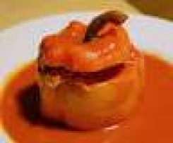 Gefüllte Paprikaschoten mit Tomatensauce und Reis 