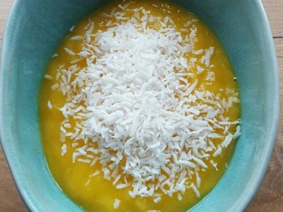 Mango Püree mit Kokosflocken