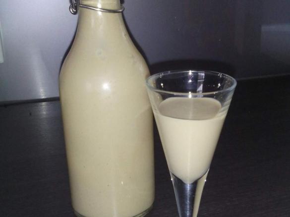 Variation von Schokolikör/ Noisettelikör