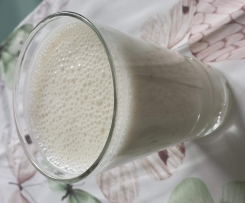 Bananen Shake mit viel Eiweiß dank Mandeln und Quark