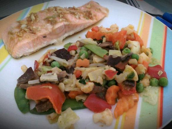 Lachs - würzig & zart, im Gemüsebett