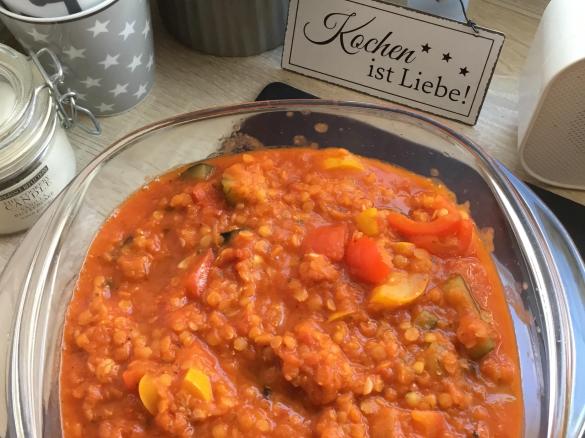 Zucchini-Paprika-Soße mit roten Linsen