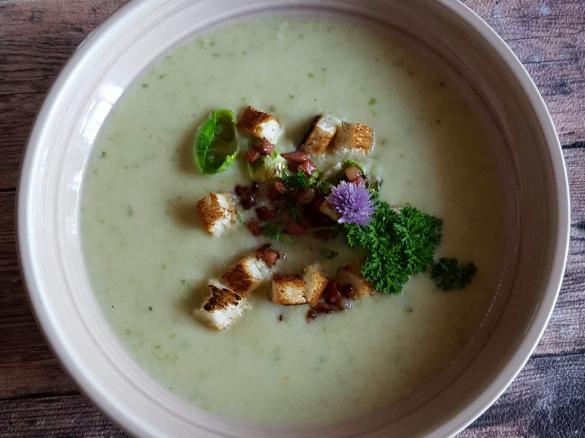 Rosenkohlsuppe mit Schinkenwürfel und Croutons