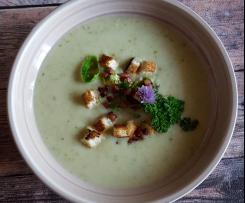 Rosenkohlsuppe mit Schinkenwürfel und Croutons