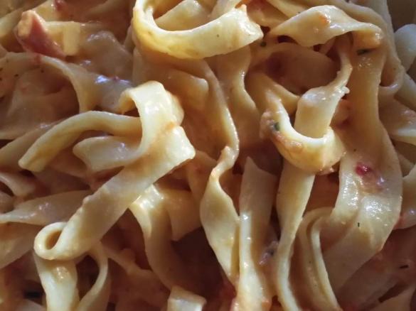 Räucherlachs-Schinkensoße