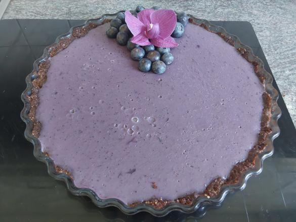 Vegane Tarte  mit Nussboden und Heidelbeeren