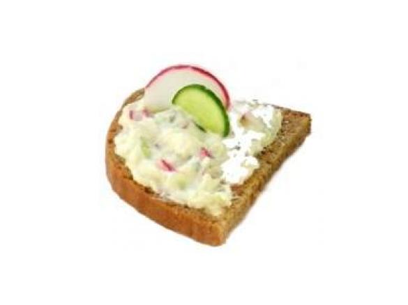 Brotaufstrich mit Gurken und Radieschen