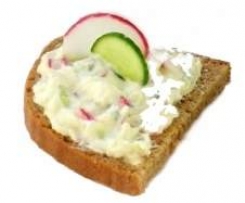Brotaufstrich mit Gurken und Radieschen