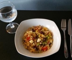 Quinoa-Salat mit Gemüse und Ei