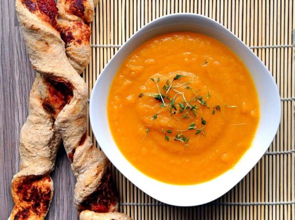Karotte-Orange-Ingwer-Suppe mit Dinkel Vollkorn Pizza Baguette Vegan