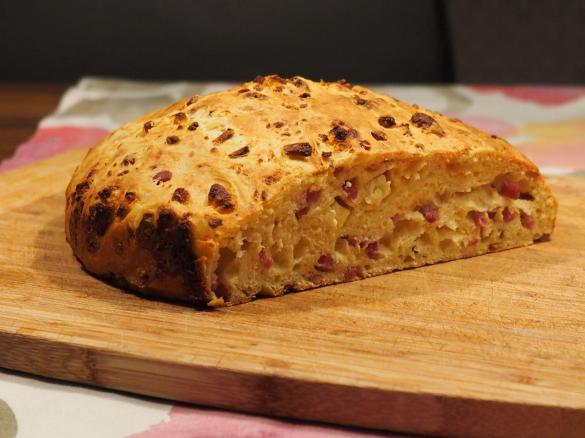 Focaccia mit Schinken und Feta