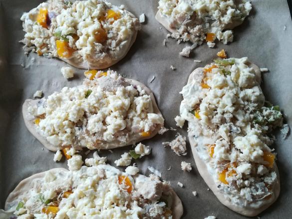 Helles Ofenbrot mit Hähnchenbrust auf Frischkäsecreme