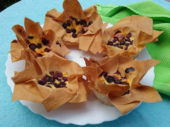 Minikäsekuchen im Filoteig mit Heidelbeeren 