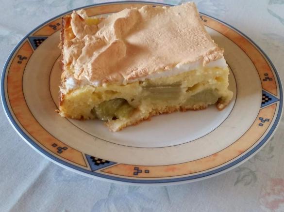 Rhabarberkuchen mit Quarkguß und Baiser