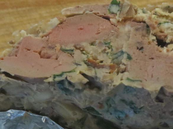 Mediterrane Leberterrine mit Pinien und Kräutern