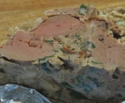 Mediterrane Leberterrine mit Pinien und Kräutern