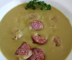 Erbsensuppe (püriert) mit Mettwürstchen