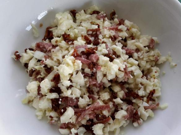 Variation von Brötchen mit Käsefüllung mediteran