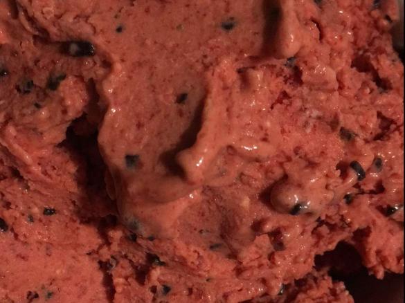 Erdbeer - Vanille Eis mit Schokostreuseln