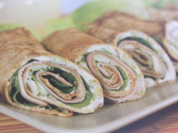 Vollkornpfannkuchen mit Schinken und Käsecreme