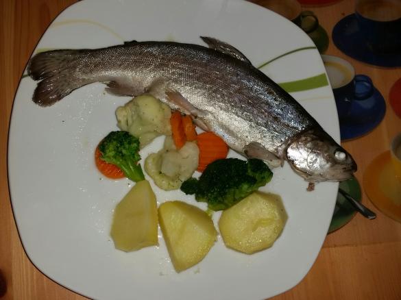 Forelle mit Gemüse und Kartoffeln